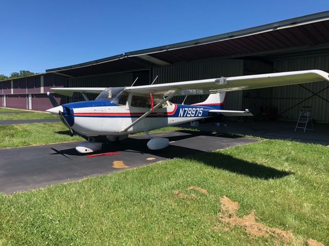 Cessna Skyhawk (N79975) - Freshly painted cowling and stripes repaired 6/2021