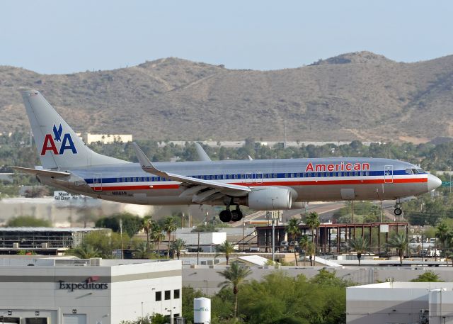 Boeing 737-800 (N916AN)