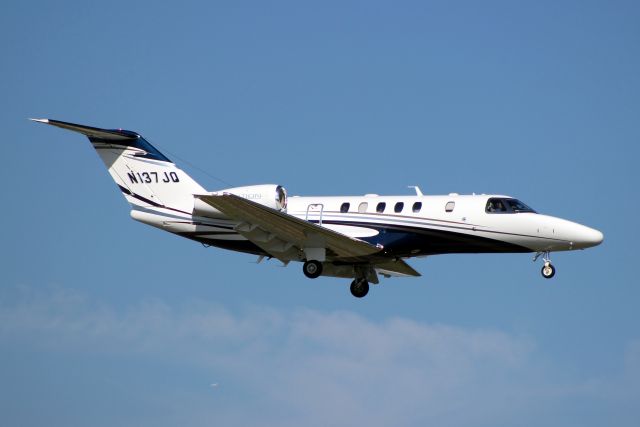 Cessna Citation CJ4 (N137JQ) - On final approach for rwy 07 on 22-Oct-14 arriving from KOPF.