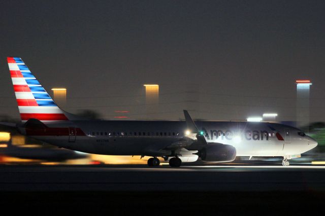 Boeing 737-800 (N937NN) - Note the tablets and phones from passengers on the windows aft of the wing