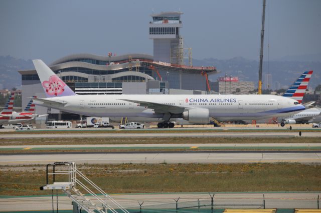 BOEING 777-300ER (B-18002)