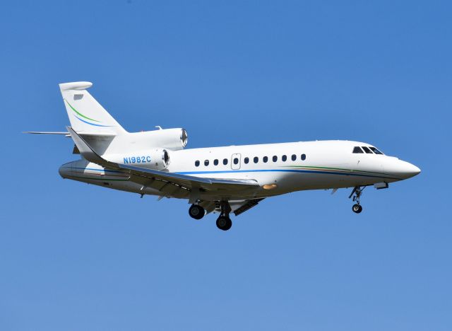 Dassault Falcon 900 (N1982C)