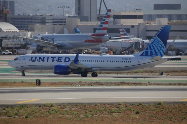Boeing 737 MAX 9 (N37528)