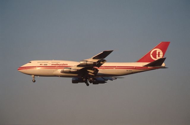 BOEING 747-300 (9M-MHK) - Final Approach to Narita Intl Airport Rwy34 on 1989/03/19