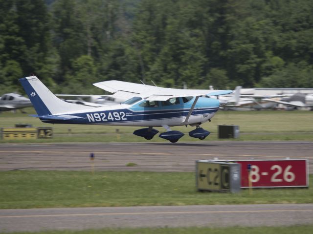 Cessna Skylane (N92492) - Take off runway 08. 1 JUN 2016.