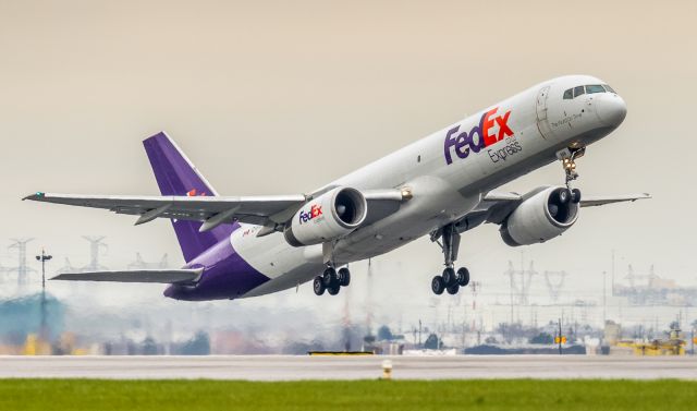 Boeing 757-200 (C-FMAI) - FEDEX Express freighter operating as Morningstar Air Express climbs off runway 06L