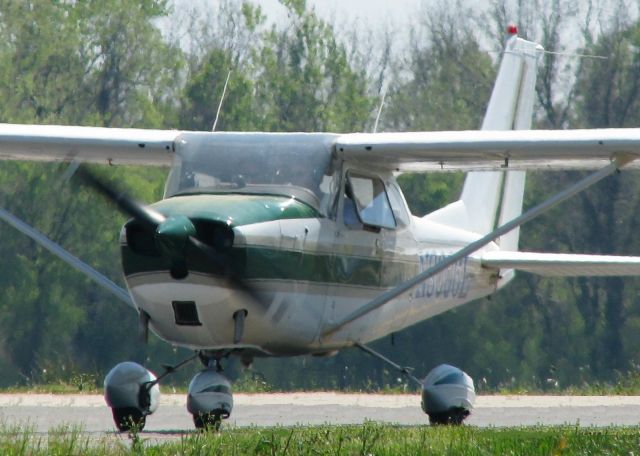 Cessna Skyhawk (N8006L) - Taxiing to the active at Downtown Shreveport.