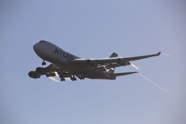Boeing 747-400 (N477MC)