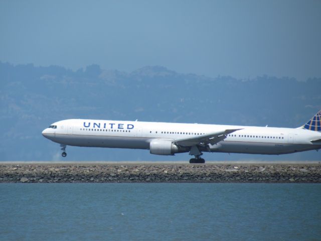 BOEING 767-400 (N76065) - United 767-400 arriving in San Francisco from Honolulu.