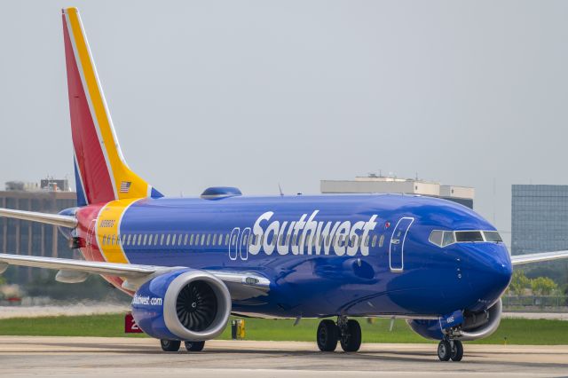 Boeing 737 MAX 8 (N8880G) - Taxiing to gate A10