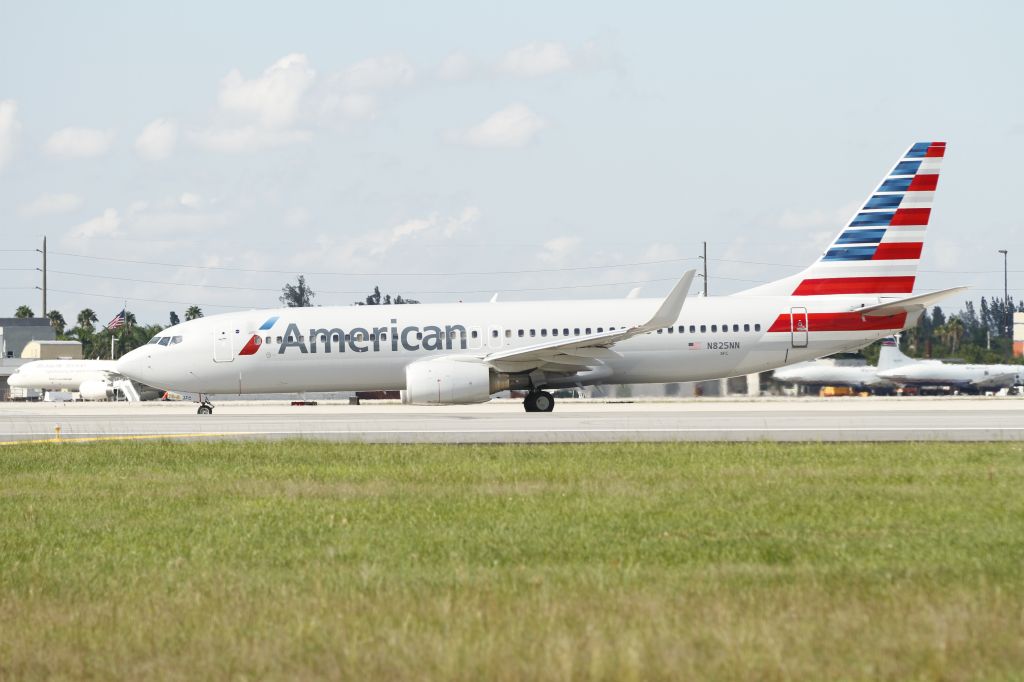 Boeing 737-800 (N825NN)