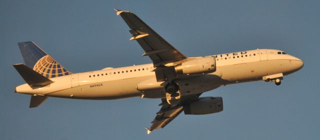 Airbus A320 (N494UA)