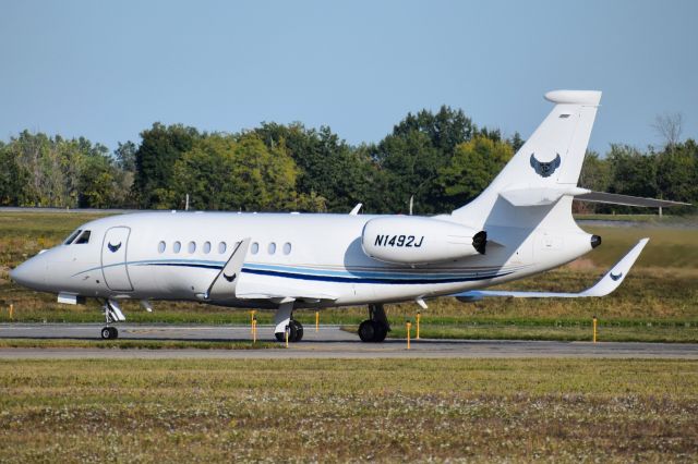 Dassault Falcon 2000 (N1492J) - Privately owned 2005 Falcon 2000EX arriving into the FBO Ramp at the Buffalo Niagara International Airport