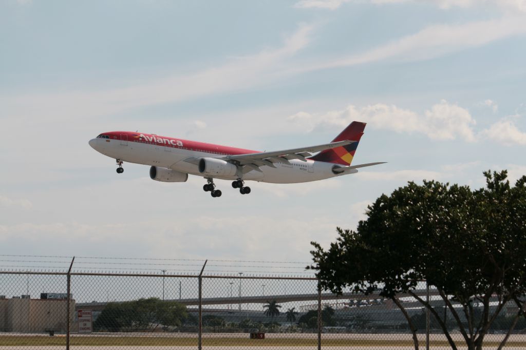 Airbus A330 (N975AV)