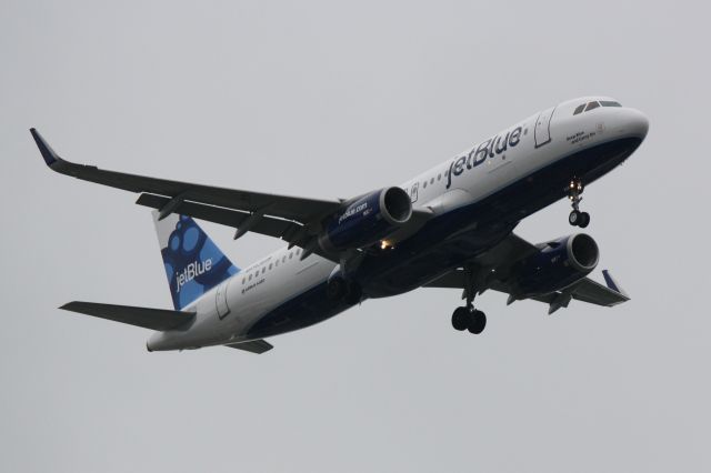 Airbus A320 (N834JB) - JetBlue Flight 163 (N834JB) "Keep Blue and Carry On" on approach to Sarasota-Bradenton International Airport following a flight from John F Kennedy International Airport