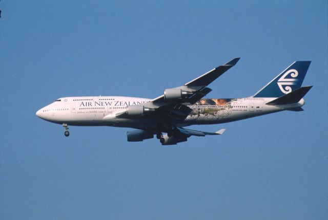 Boeing 747-400 (ZK-NBV) - Final Approach to Narita Intl Airport Rwy34L on 2003/05/05 " Load of the Ring Spesial c/s "