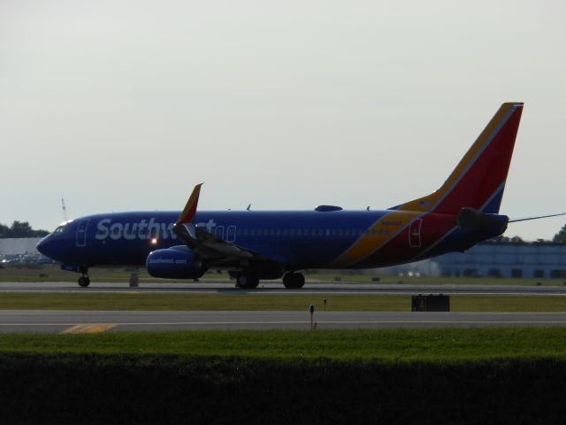 Boeing 737-800 (N8656B)