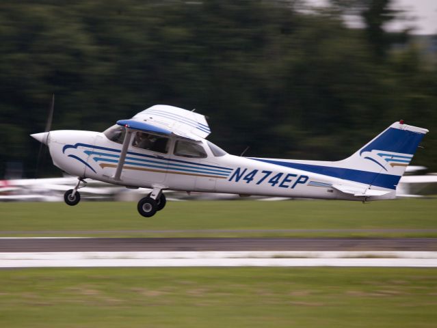 Cessna Skyhawk (N474EP) - Take off runway 26.