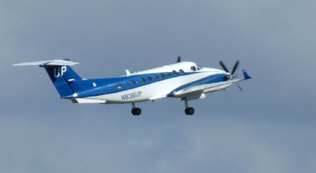 Beechcraft Super King Air 350 (N836UP) - On final is this 2004 Beechcraft Super King Air B350 from the Summer of 2020.