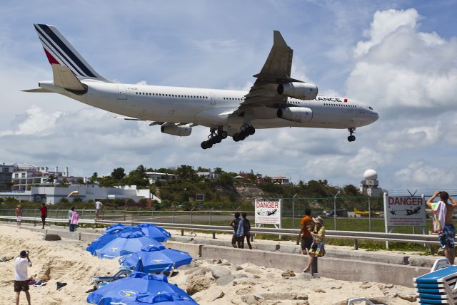 Airbus A340-300 (F-GLZL)