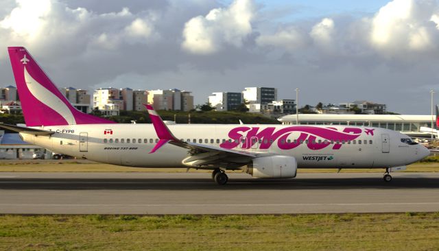 Boeing 737-800 (C-FYPB)