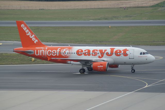 Airbus A319 (G-EZIO) - EasyJet A319-111 cn2512 23 juni 2018 Livery Unicef