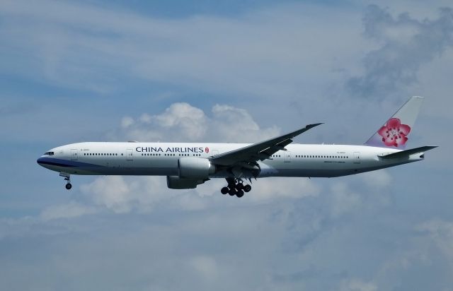 BOEING 777-300 (B-18001) - Final approach to HKG Rwy25R.br /2016/07/28