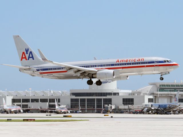 Boeing 737-800 (N806NN) - A Boeing 737-800 of American Airlines. A Boeing 737-700. Raw photo courtesy of my friend LEARJETMIAMI - thank you & gracias!