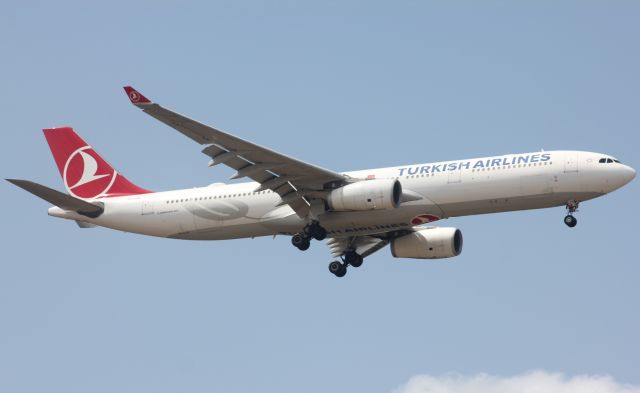 Airbus A330-300 (TC-LOA)