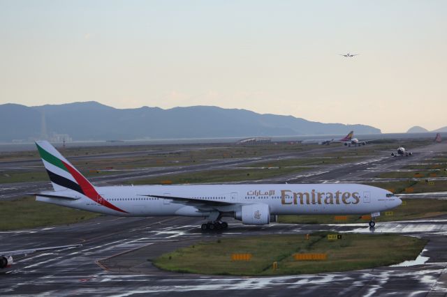 BOEING 777-300 (A6-ECC)