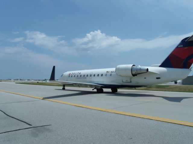 Canadair Regional Jet CRJ-200 (N832AY) - Standing on the taxi way as they taxi by.  Rating is important to me so if you would rate my pictures, that would be great!