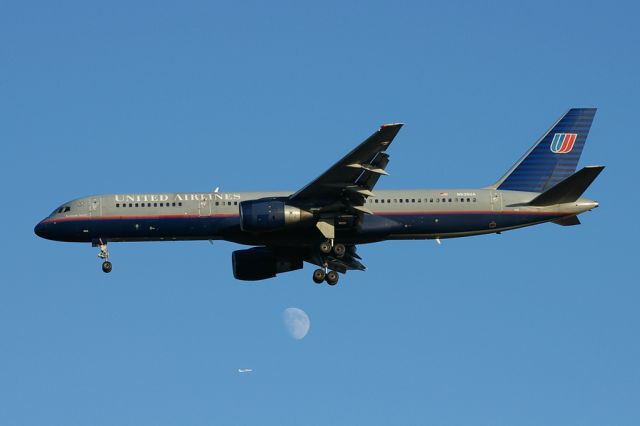 — — - UA820 seen on approach to KSEA with an almost full moon and Horizon Q400 in the background.