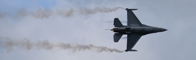 Lockheed F-16 Fighting Falcon — - demo de Senior Captain Steven "Vrieske" De Vries  https://f16solodisplay.be/pilot