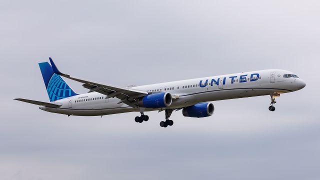 BOEING 757-300 (N56859) - UAL2522 on final into KSBN, bringing in the USC College Football Team to play against Notre Dame.