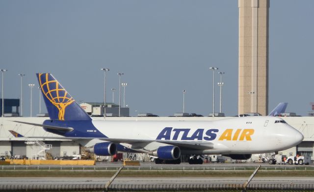 Boeing 747-400 (N415MC)