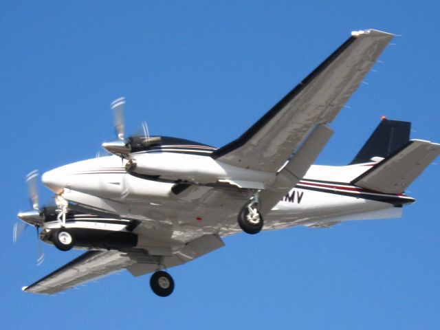 Beechcraft King Air 90 (N81MV) - Landing on RWY 24