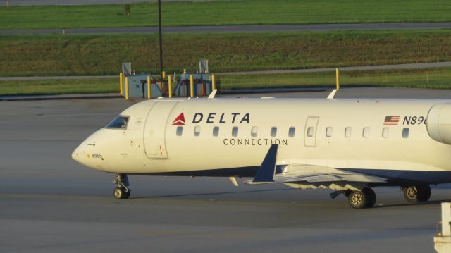 Canadair Regional Jet CRJ-200 (N8965E)