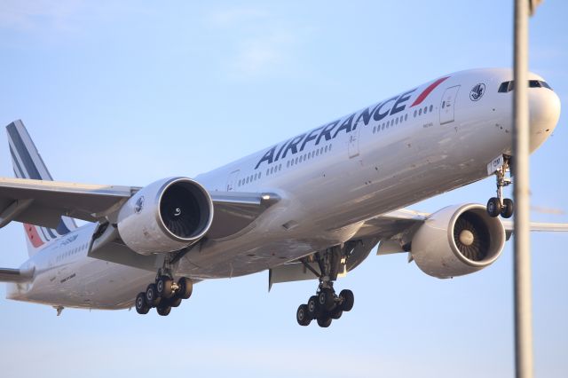 BOEING 777-300ER (F-GSQM)