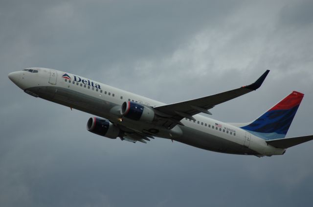 Boeing 737-800 (N384DA) - this B737-800 just took off from 18C