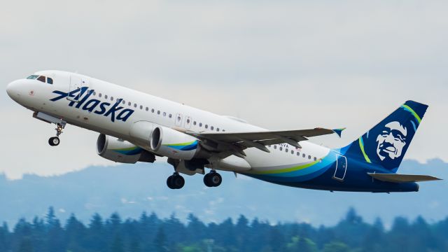 Airbus A320 (N846VA) - N846VA taking of from runway 10R.