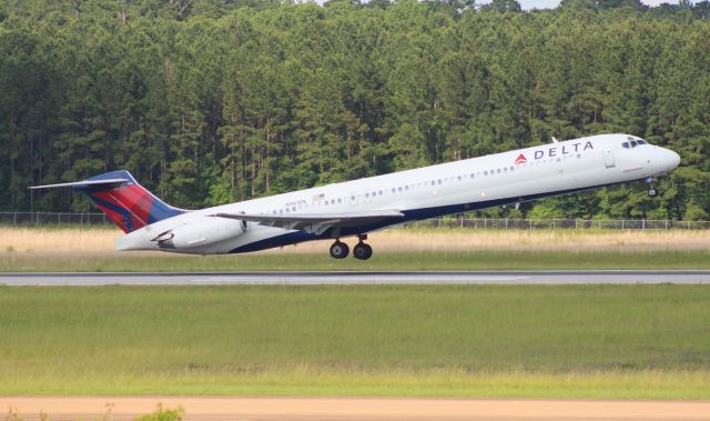 McDonnell Douglas MD-88 (N965DL)