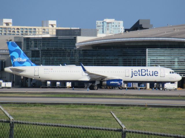 Airbus A321 (N944JT)