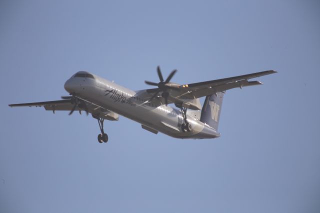 de Havilland Dash 8-400 (N435QX)