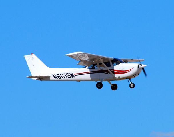 N661GW — - 2000 CESSNA 172S N661GW (172S8661)  October 5, 2010 North Las Vegas Airport (IATA: VGT, ICAO: KVGT, FAA LID: VGT) Photo: Tomas Del Coro