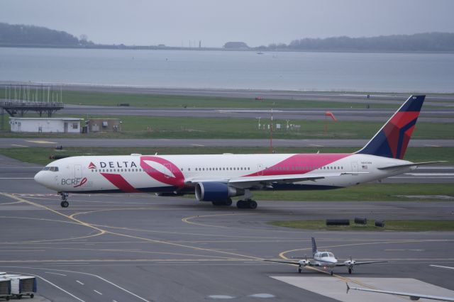 BOEING 767-400 (N845MH)
