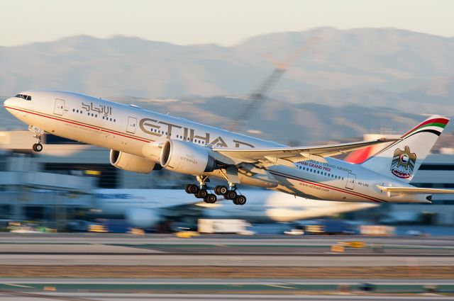 Boeing 777-200 (A6-LRD) - Late afternoon departure (11/2014)