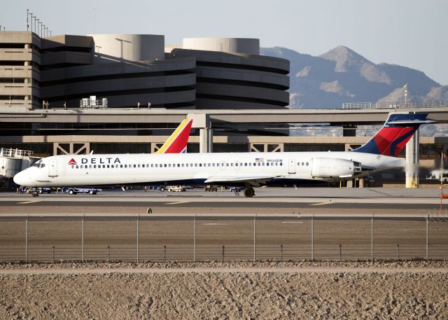 McDonnell Douglas MD-90 (N934DN)