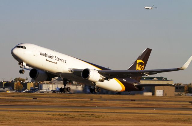 Boeing 777-200 —
