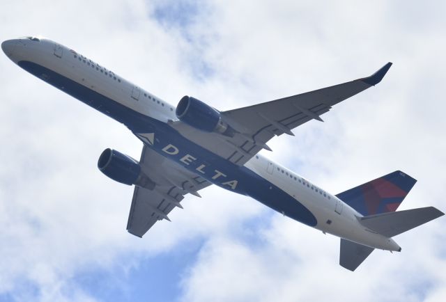 Boeing 757-200 (N822DX)