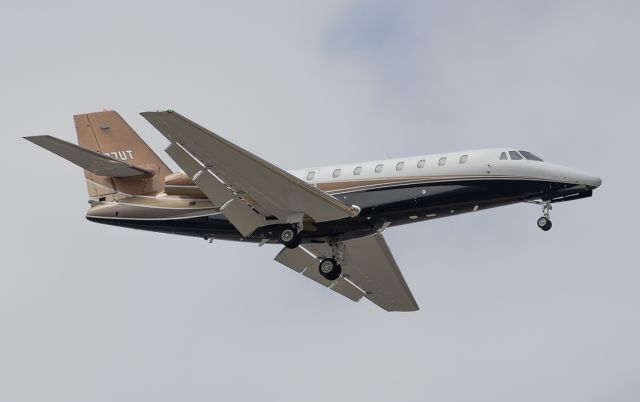 Cessna Citation Sovereign (N777UT) - Runway 02L arrival @KDPA.